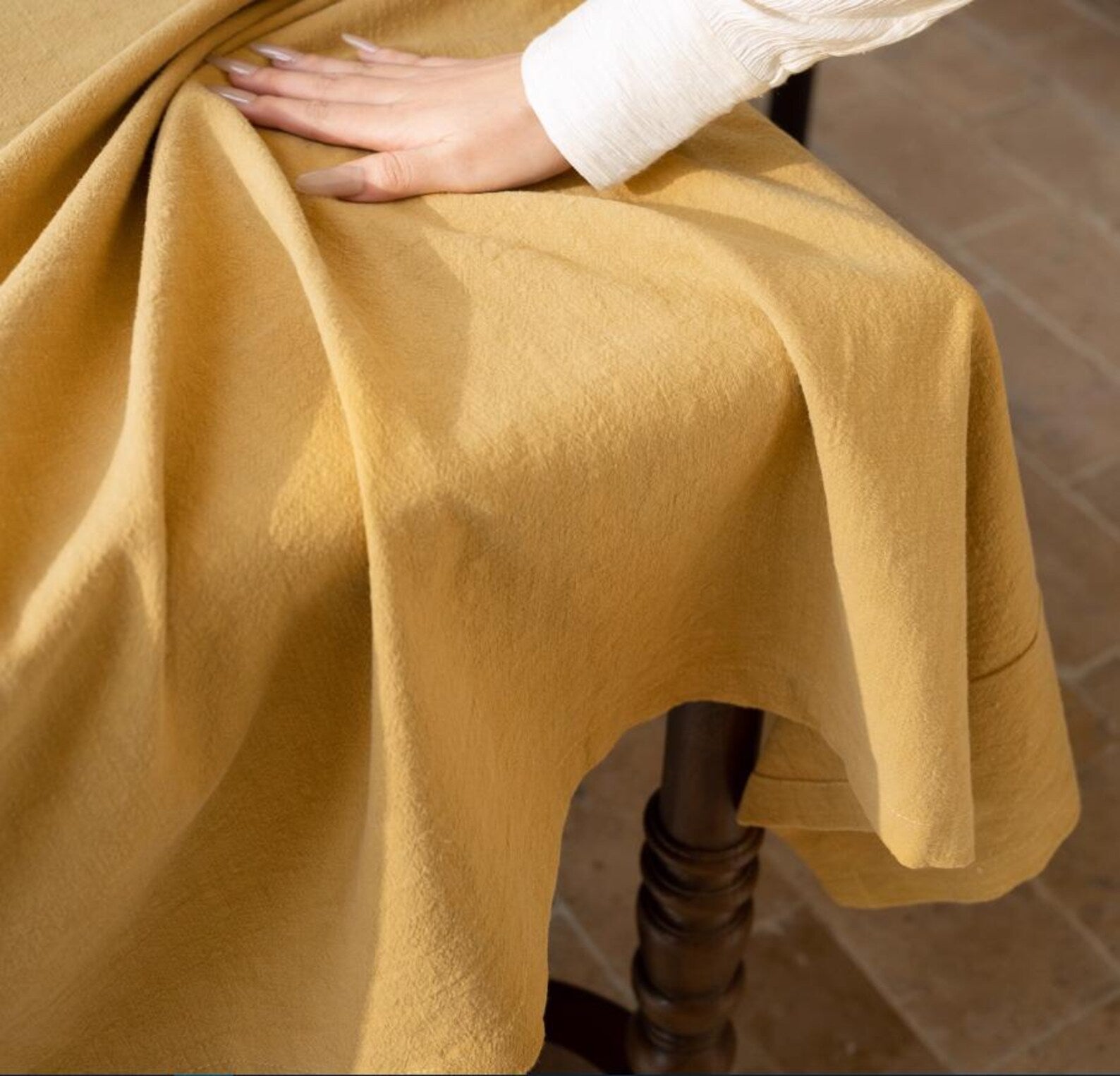 Minimal Luxe Tablecloth (Golden Beige)